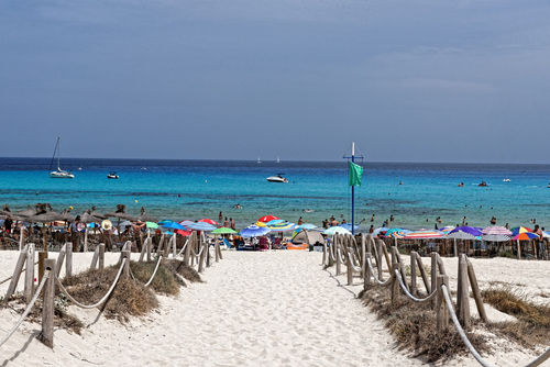 Mallorca-weg-zum-strand-von-cala-agulla-mit-gruner-flagge