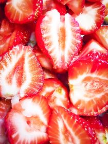 fresh chopped strawberries texture background von timla