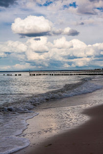 Cloudy sky over a wavy beach von Jessy Libik