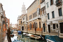 Venetian canal with buildings and boats, Venice, Italy von Tania Lerro