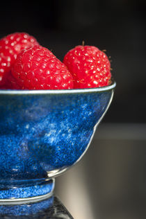 Raspberries in a Bowl von James Rowland