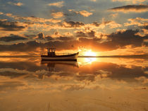 Ein Fischerboot vor dem Sonnenuntergang by Monika Juengling
