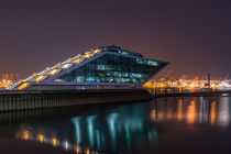 Dockland bei Nacht Hamburg von Michael  Beith