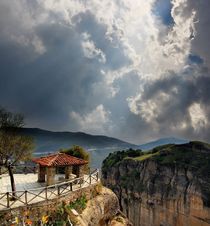  Lookout in the mountains of Meteora, Greece von Yuri Hope