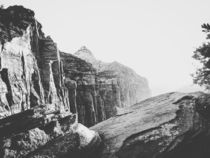 mountain view at Zion national park in black and white von timla