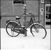 Black bicycle in the snow, Berlin von Ron Greer