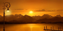 Sonnenuntergang über dem Bergsee - Sunset over the lake von Monika Juengling
