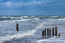 Buhnen an der Ostseeküste an einem stürmischen Tag by Rico Ködder