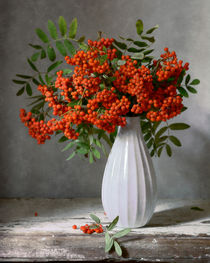 Rowan Beeren im weißen Vase by Nikolay Panov
