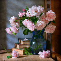 Garten-Rosen im blauen Vase von Nikolay Panov