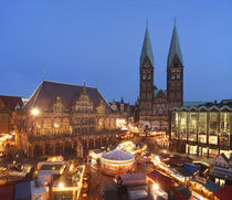 Altes Rathaus mit Dom St. Petri und Weihnachtsmarkt am Marktplatz bei Abenddämmerung, Bremen von Torsten Krüger