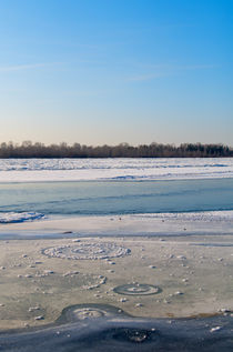Frozen river by mnwind