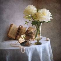 Zwei weiße verblasste Rosen von Nikolay Panov