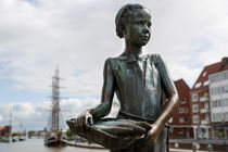 Bronzefigur im Emder Hafen by ropo13
