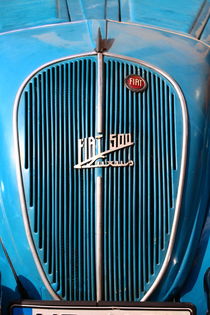 Fiat 500 Luxus, Kühlergrill im strahlendem Blau  by Simone Marsig