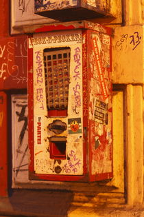 Alter Kaugummiautomat mit Graffiti bei Abenddämmerung, Ostertorviertel, Viertel, Bremen von Torsten Krüger