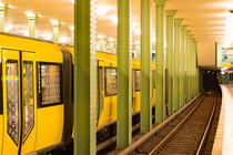 U-Bahn Zug Alexanderplatz Berlin by mnfotografie
