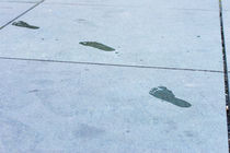 Fußabdrücke auf Zement von mnfotografie