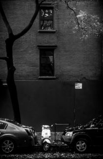 Vespa Parking in NYC von James Aiken