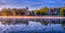 Schloss von Pierrefond am Morgen by Philip Kessler