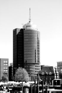 Gebäude / Hotel? am Hamburger Hafen,  von Simone Marsig