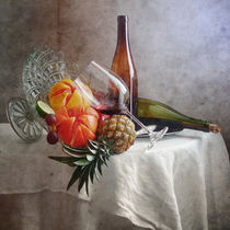 Grapefruit, Ananas und ein Glas Rotwein von Nikolay Panov