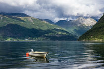 Ein Boot am Storfjord in Norwegen by Rico Ködder