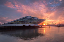 Dockland Sonnenuntergang by photobiahamburg