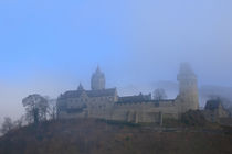 Burg Altena mit Nebel by Bernhard Kaiser