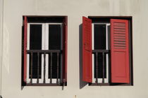 Roter Fensterladen an einem weißen Haus von stephiii
