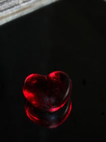Liebe - Erotik - rotes Herz aus Glas auf schwarzem Untergrund im Spiegel - romantisch, dekorative Fotokunst von Edeltraut K.  Schlichting
