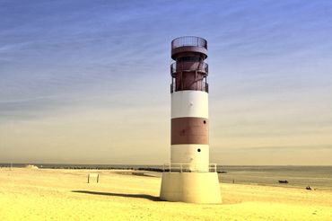 Leuchtturm-auf-helgoland-dune
