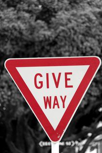 Road sign 'Give way' in New Zealand von stephiii