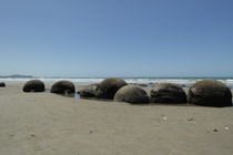 Moeraki Boulders on the  Koekohe Beach in New Zealand von stephiii