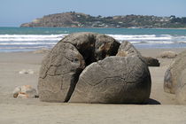 One of the Moeraki Boulders on the Koekohe Beach in New Zealand von stephiii