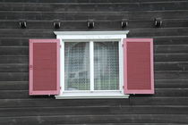 Fenster mit rotem Fensterladen an einem Holzhaus by stephiii