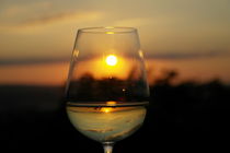 Abendhimmel spiegelt sich in einem Weißweinglas by stephiii