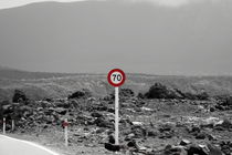 Speed limit sign on a vulcano in New Zealand von stephiii