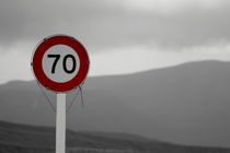 Road sign '70' - New Zealand von stephiii