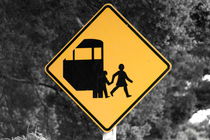 Road sign 'School bus' in New Zealand von stephiii