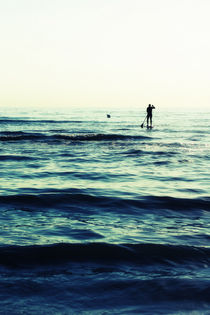 Surfer in deep blue sea von AD DESIGN Photo + PhotoArt