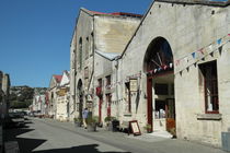 Old harbour street with ancient warehouse buildings in Oamaru on a summer day von stephiii