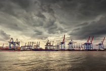 Hamburger Hafen unter grauem Himmel by Britta Hilpert