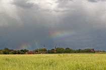 Regenbogen über einem Dorf in Ostfriesland by ropo13