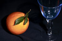 Apfelsine und Cherimoya mit blauem Weinglas by Dieter  Meyer