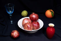 Apfelsine, Granatapfel und Cherimoya mit blauem Weinglas und roter Vase von Dieter  Meyer