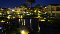 Hotelanlage mit See bei Nacht mit Lichterspieglung von raphaela4you