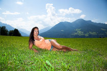 Schöne Frau liegt auf der Wiese in den Alpen Österreichs (Innsbruck Igls) by raphaela4you