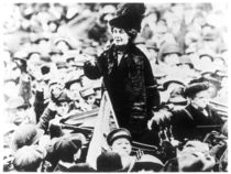 Mrs Emmeline Pankhurst Addressing a Crowd in New York von English Photographer