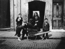 Children in a London slum von English Photographer